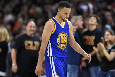 Video: NBA: Curry a Kerr s trestami za incidenty v šiestom finálovom zápase
