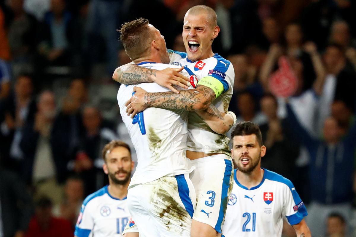 Martin Škrtel a Ján Ďurica v objatí na EURO 2016