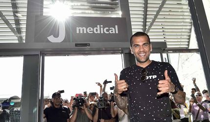 Dani Alves absolvoval lekárske testy, už patrí Juventusu