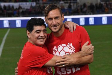 Video: Maradona stíha všetko: Bol u pápeža, pohádal sa s Verónom a prihral Tottimu na gól