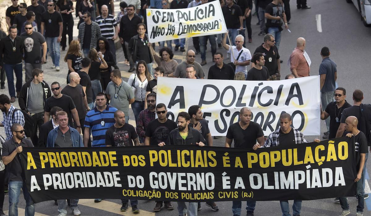 Policia, strajk, transparenty, foto1, Rio de Janeiro, Jun2016