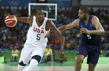 Basketbal: Američania len tesne vyhrali nad Francúzmi