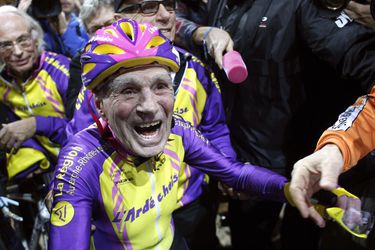 Video: 105-ročný starček na bicykli utvoril svetový rekord