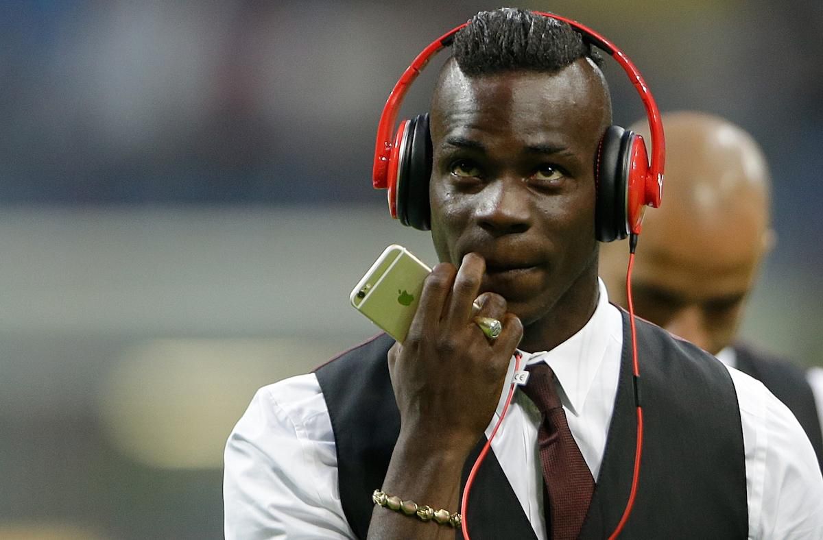 Mario Balotelli, cervene sluchadla, zlata iPhone, kravata, Sep 2016