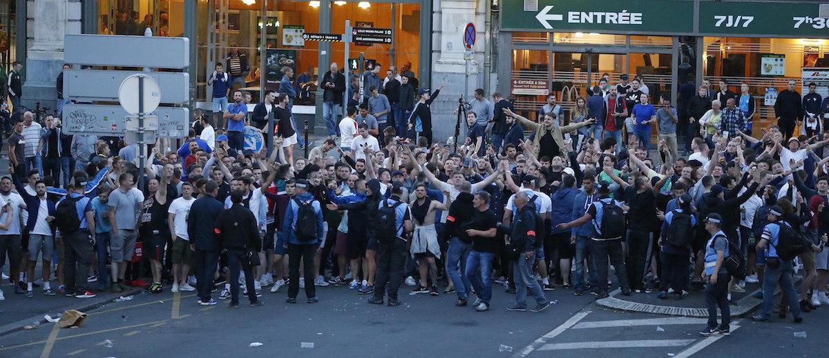 Anglicki chuligani, Lille, bordel v meste, streda vecer, foto6, EURO 2016