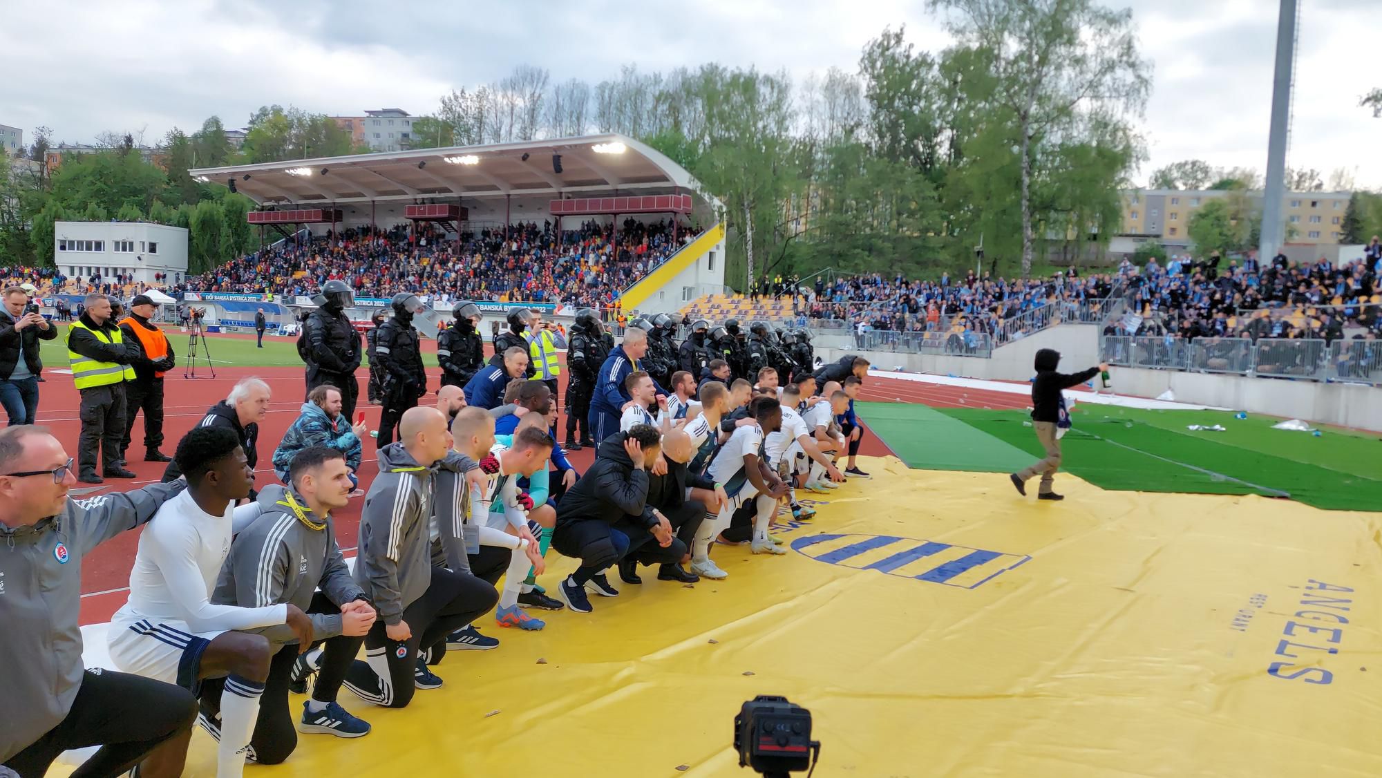 Majstrovské oslavy Slovana Bratislava na trávniku Dukly Banská Bystrica