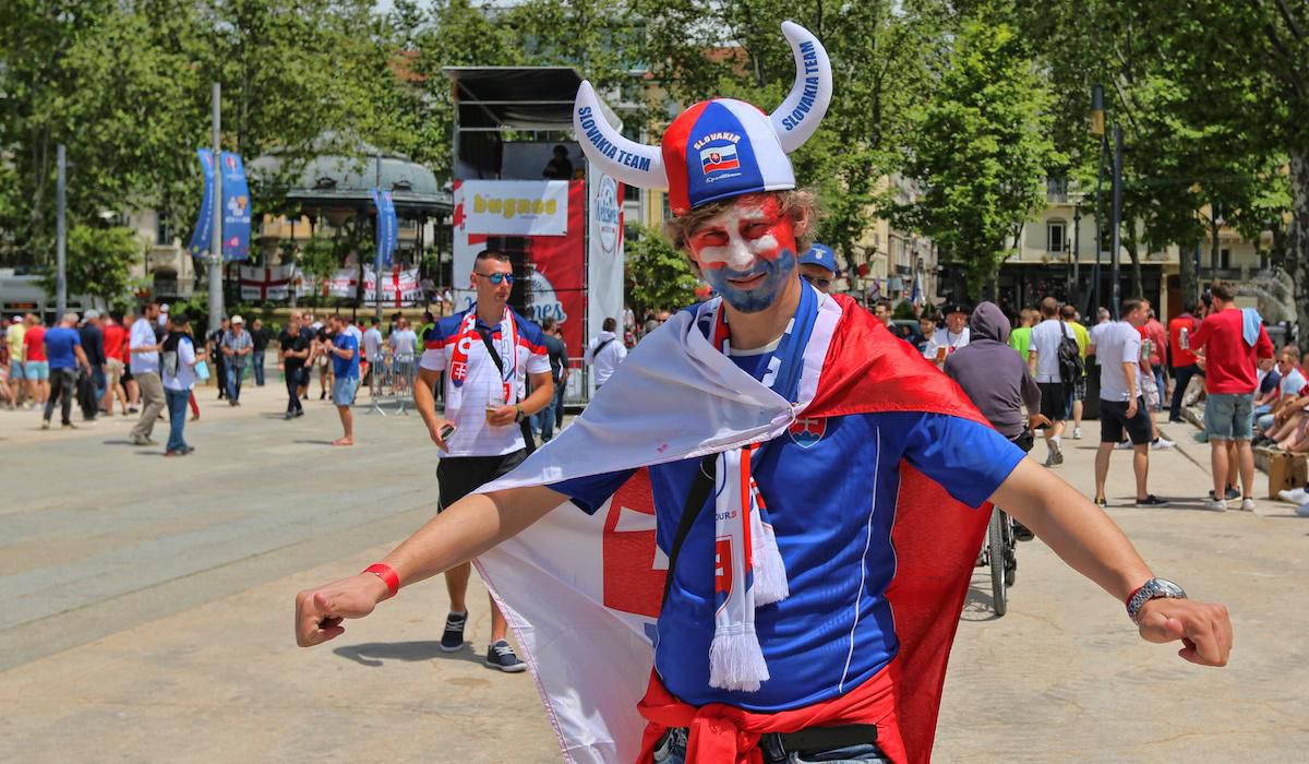 Na snímke fanúšikovia Slovenska pred zápasu B-skupiny na majstrovstvách Európy vo futbale medzi Slovenskom a Anglickom 20. júna 2016 vo francúzskom Saint-Etiénne.