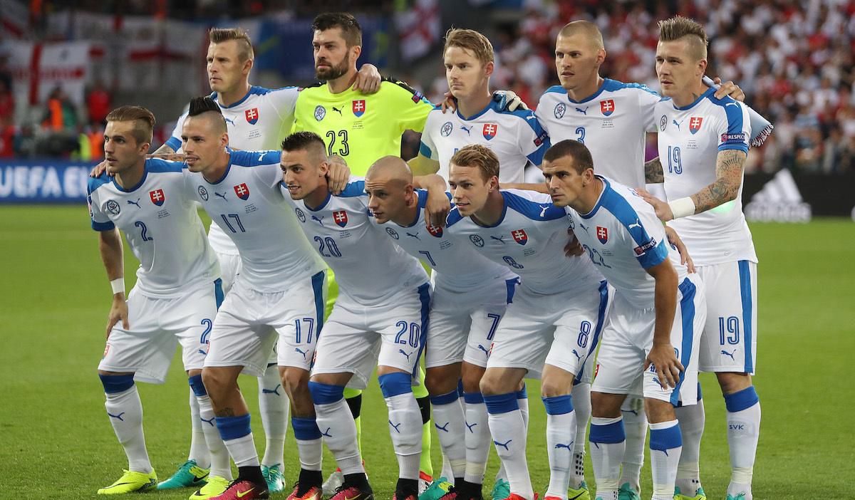 Na snímke tím Slovenska počas zápasu B-skupiny na majstrovstvách Európy vo futbale medzi Slovennskom a Anglickom 20. júna 2016 vo francúzskom Saint-Etiénne.