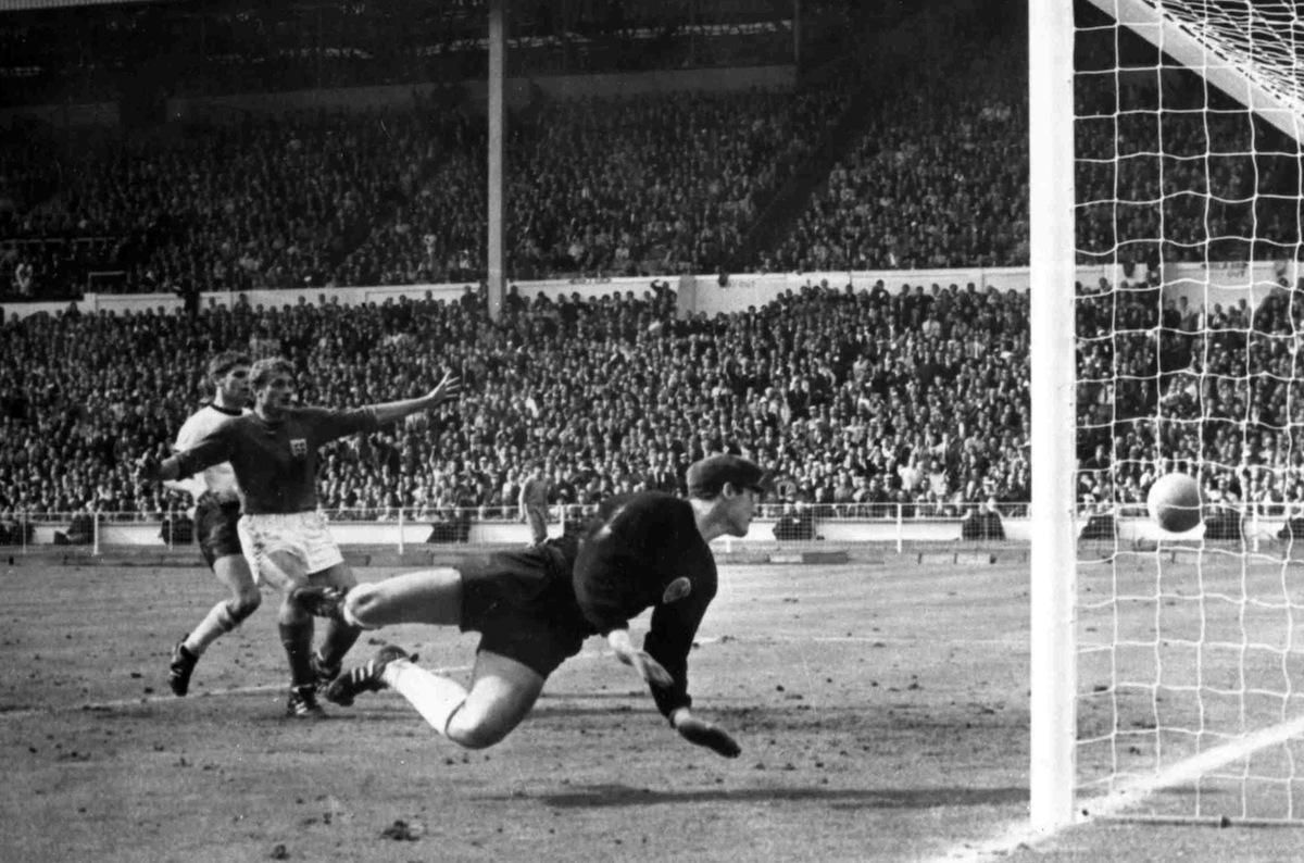 geoff hurst anglicko Hans Tilkowski brankar nemecko kontroverzny gol finale ms1966