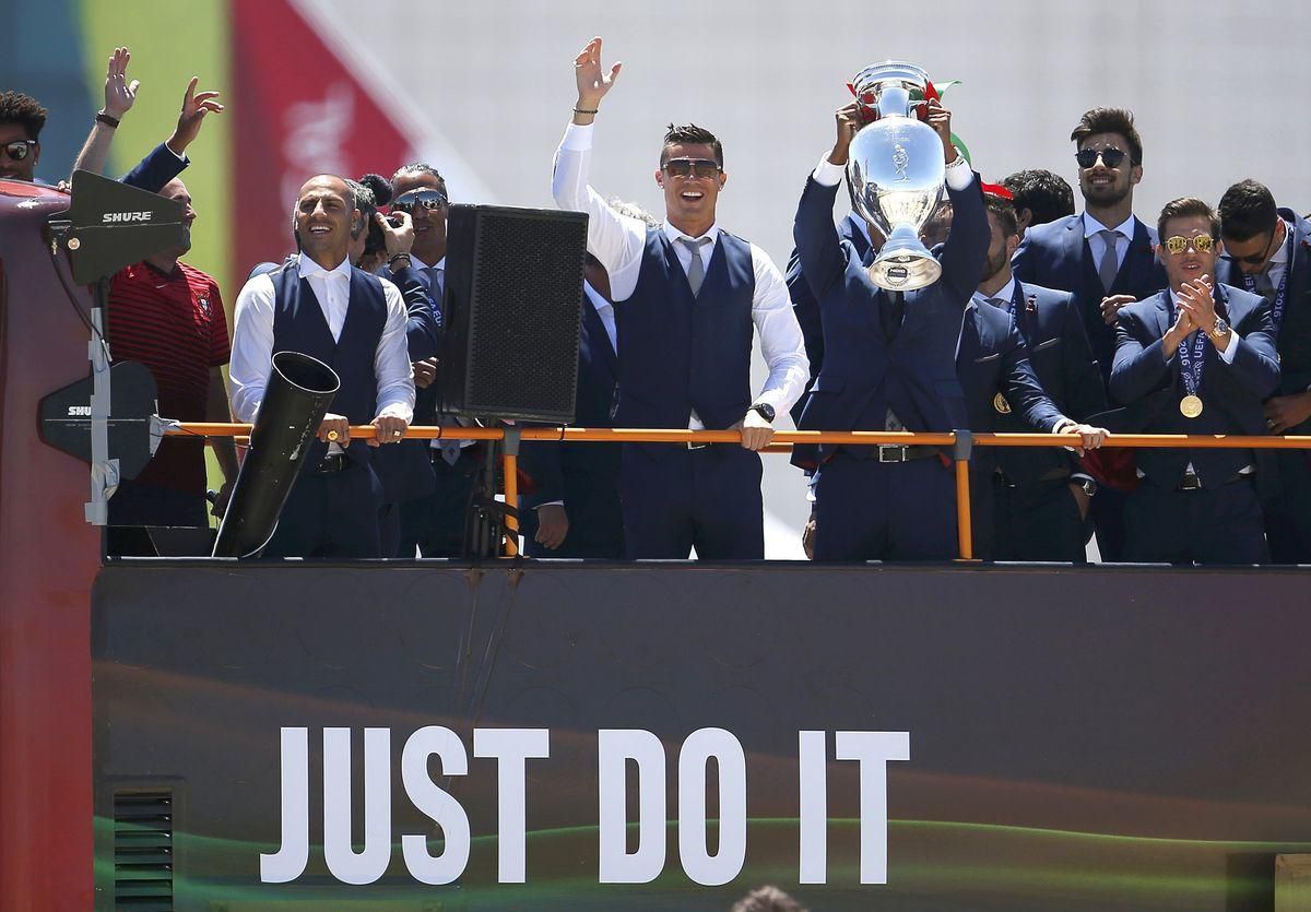 Portugalsko oslavy Lisabon EURO 2016 Cristiano Ronaldo jul16 Reuters