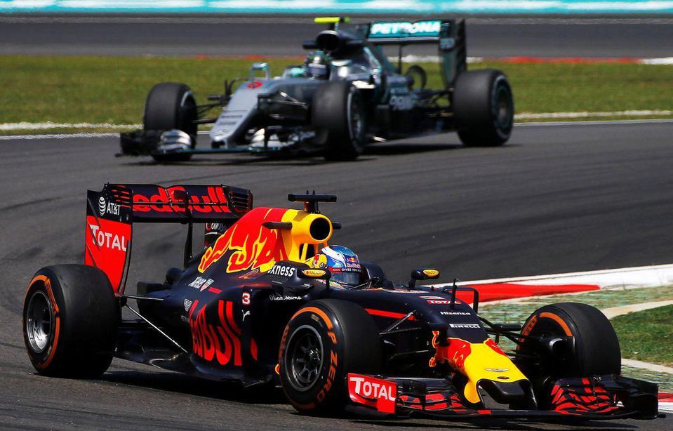 Red Bull Mercedes Daniel Ricciardo Nico Rosberg sep16 Reuters