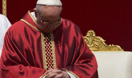 Pápež František: Modlime sa za obete leteckej tragédie