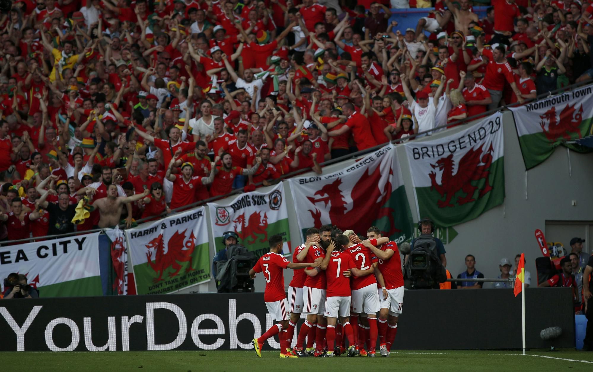 Wales gol fanusikovia oslava vlajky euro jun2016
