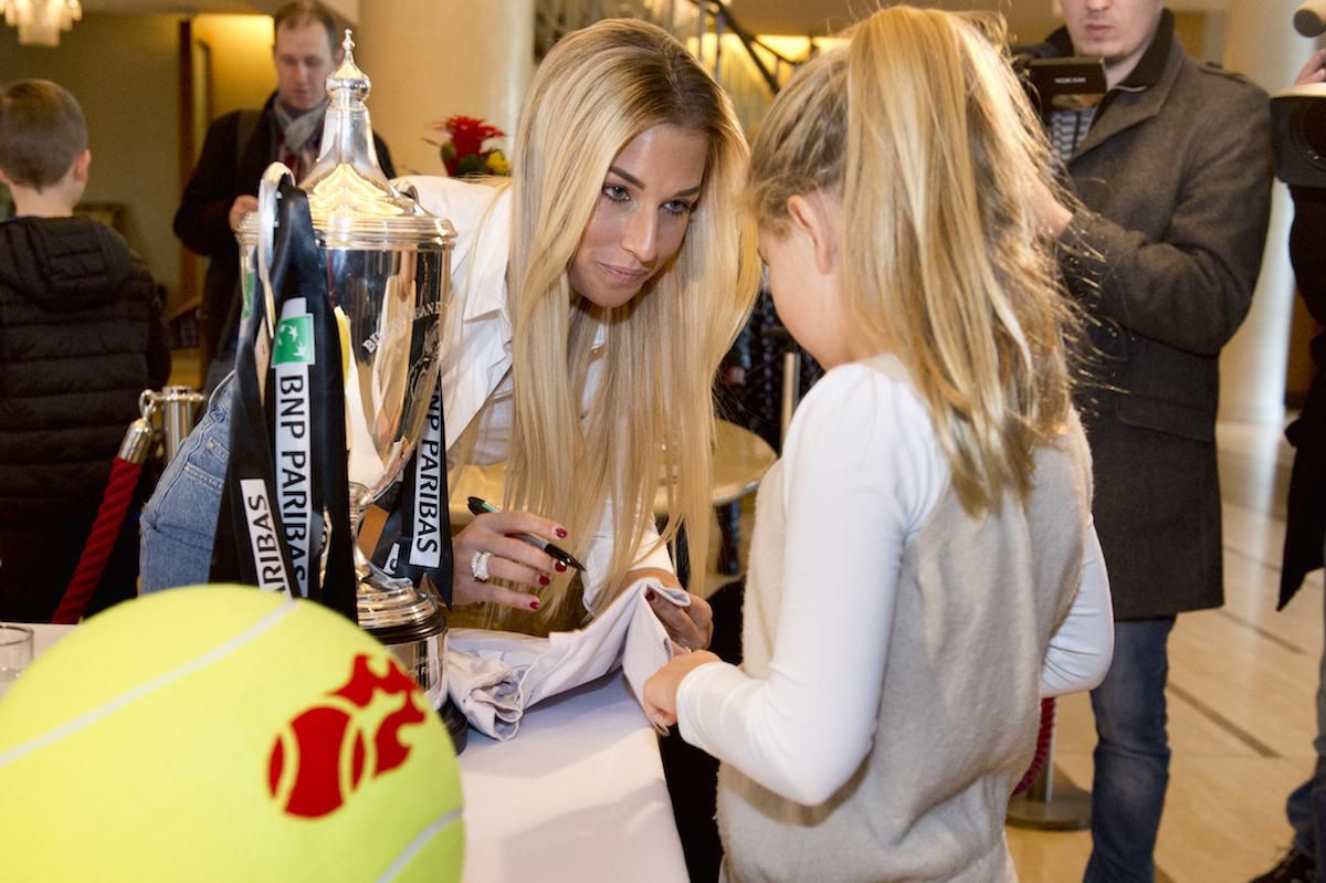 dominika cibulkova autogramiada nov2016