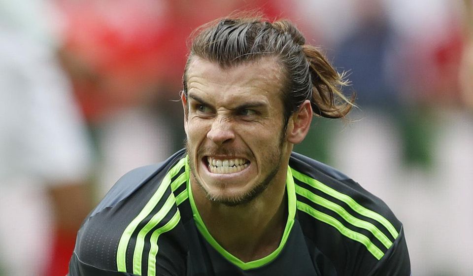 Gareth Bale, Wales, zubaty, cierny dres, vs. Anglicko, EURO 2016