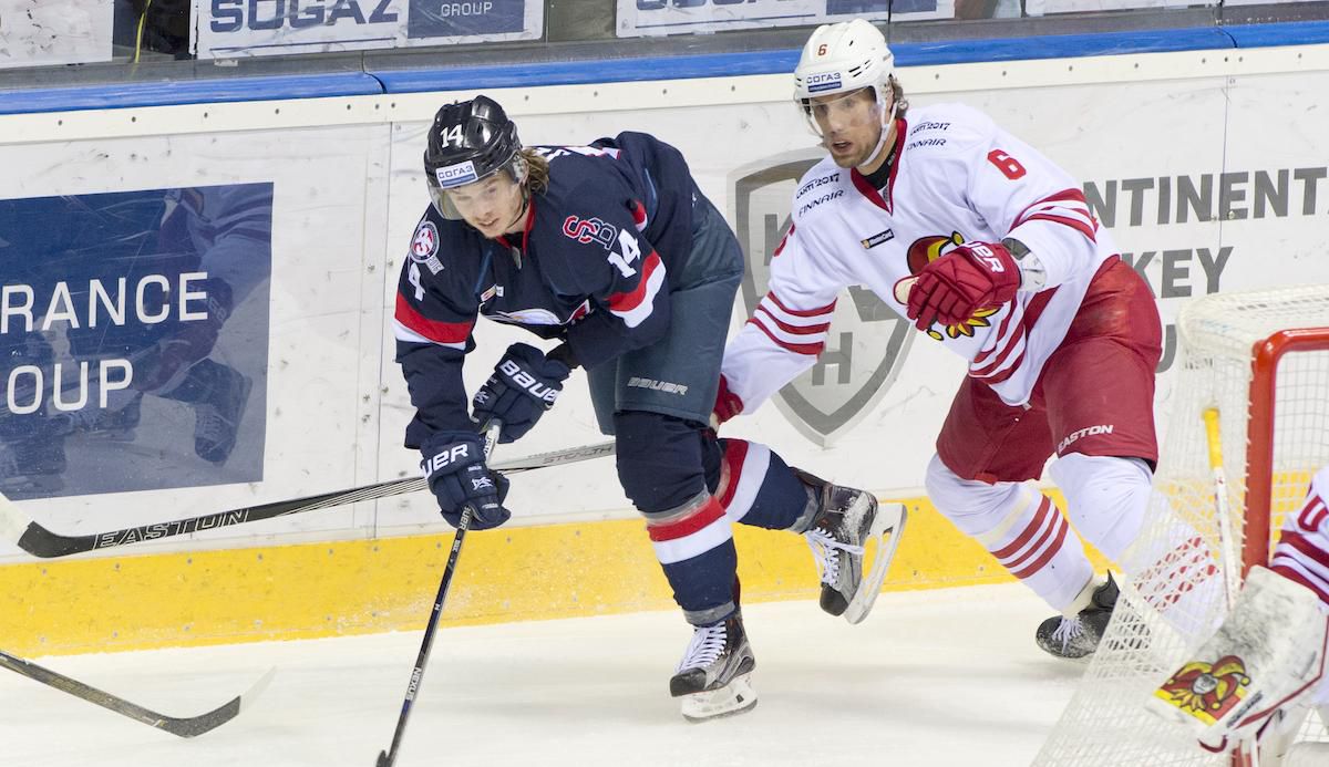 Žiga Jeglič (Slovan) a vpravo Topi Jaakola (Jokerit)