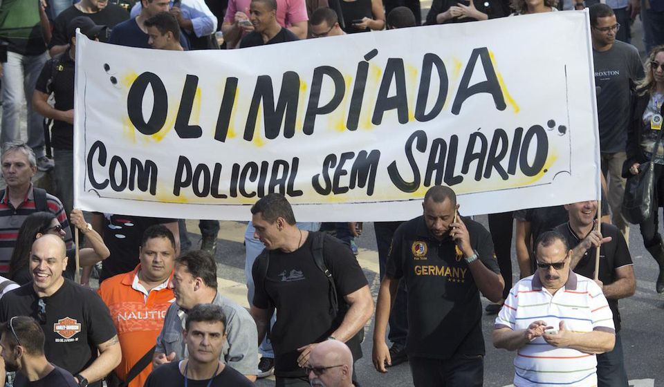 Policia, strajk, transparenty, foto2, Rio de Janeiro, Jun2016