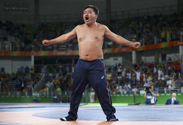 Video: Foto: Šialený záver mongolského zápasníka, tréneri predviedli striptíz