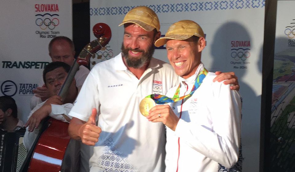 Matej Toth, zlata medaila, chodza 50 km, s trenerom, Slovensky dom, Rio 2016