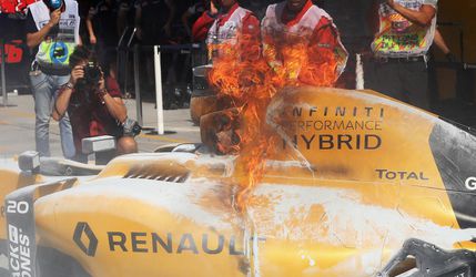 Dráma v pit-lane F1: Monopost v priebehu sekundy zachvátili plamene