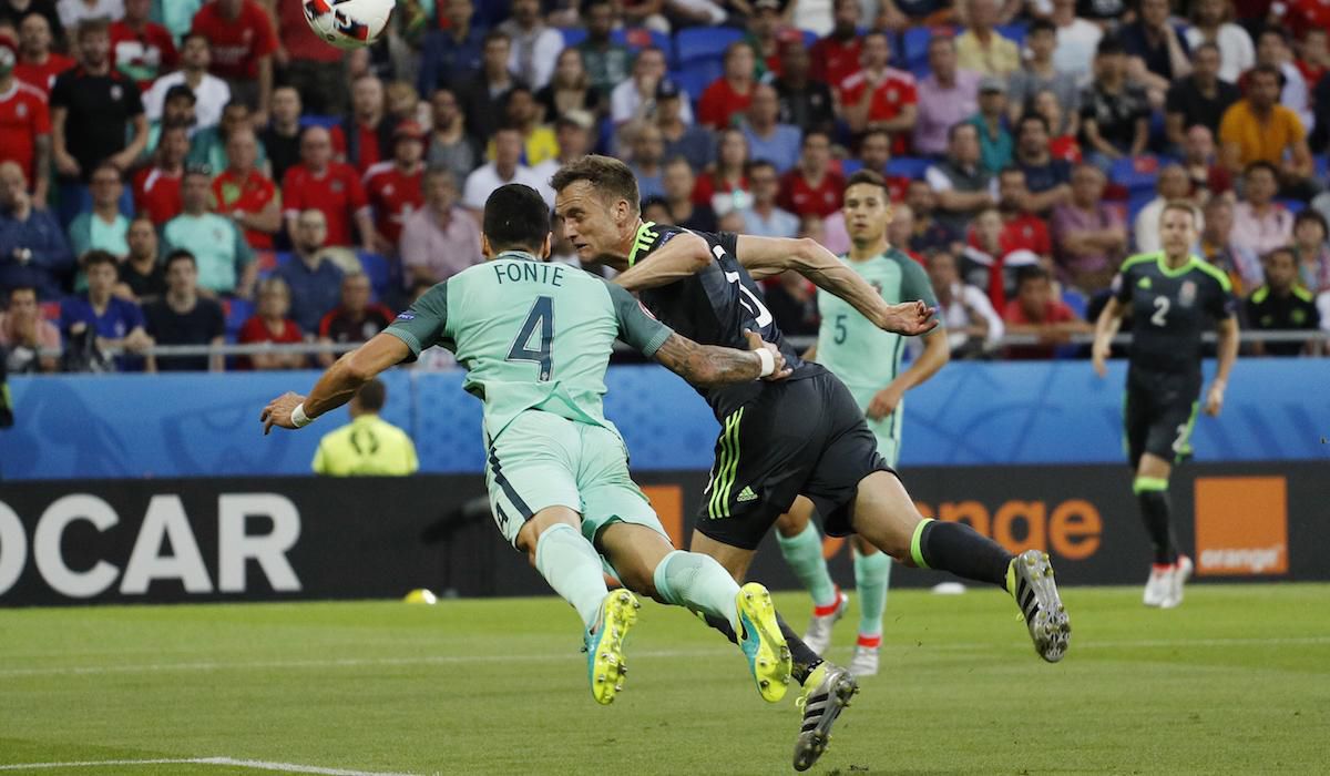 Portugalsko, Jose Fonte, Wales, Andy King, EURO 2016, jul16, reuters