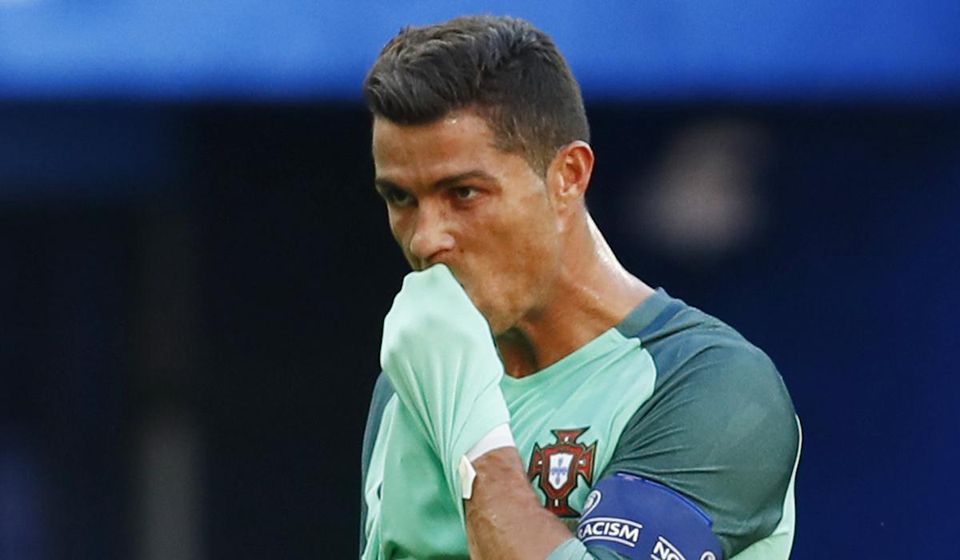 Cristiano Ronaldo, Portugalsko, utiera su usta, zeleny dres, EURO 2016