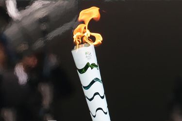 Video: Neznámy muž sa snažil ukradnúť olympijský oheň, ďalší je podozrivý z terorizmu