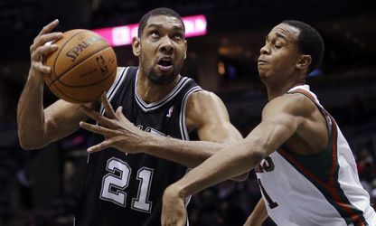 Video: San Antonio natiahlo víťaznú sériu, Spurs vyvesili Duncanov dres