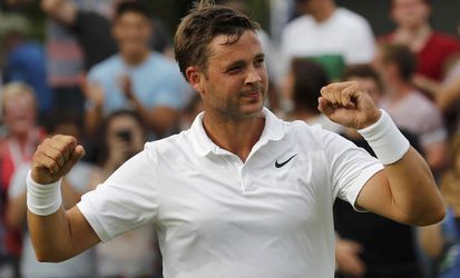 Wimbledon má exota, neznámemu bojovníkovi tlieskajú hviezdy