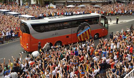 Nahnevaní fanúšikovia Valencie napadli vlastných hráčov