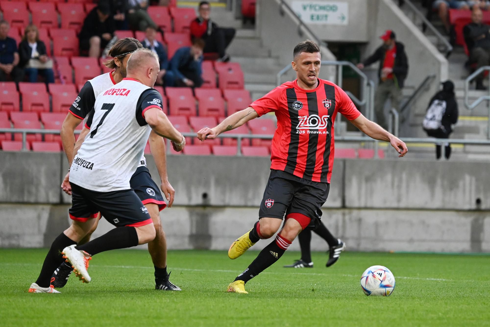 V rámci osláv piateho výročia zisku trnavského titulu si Lukáš Greššák (vpravo) zahral aj proti tímu MUFUZA.