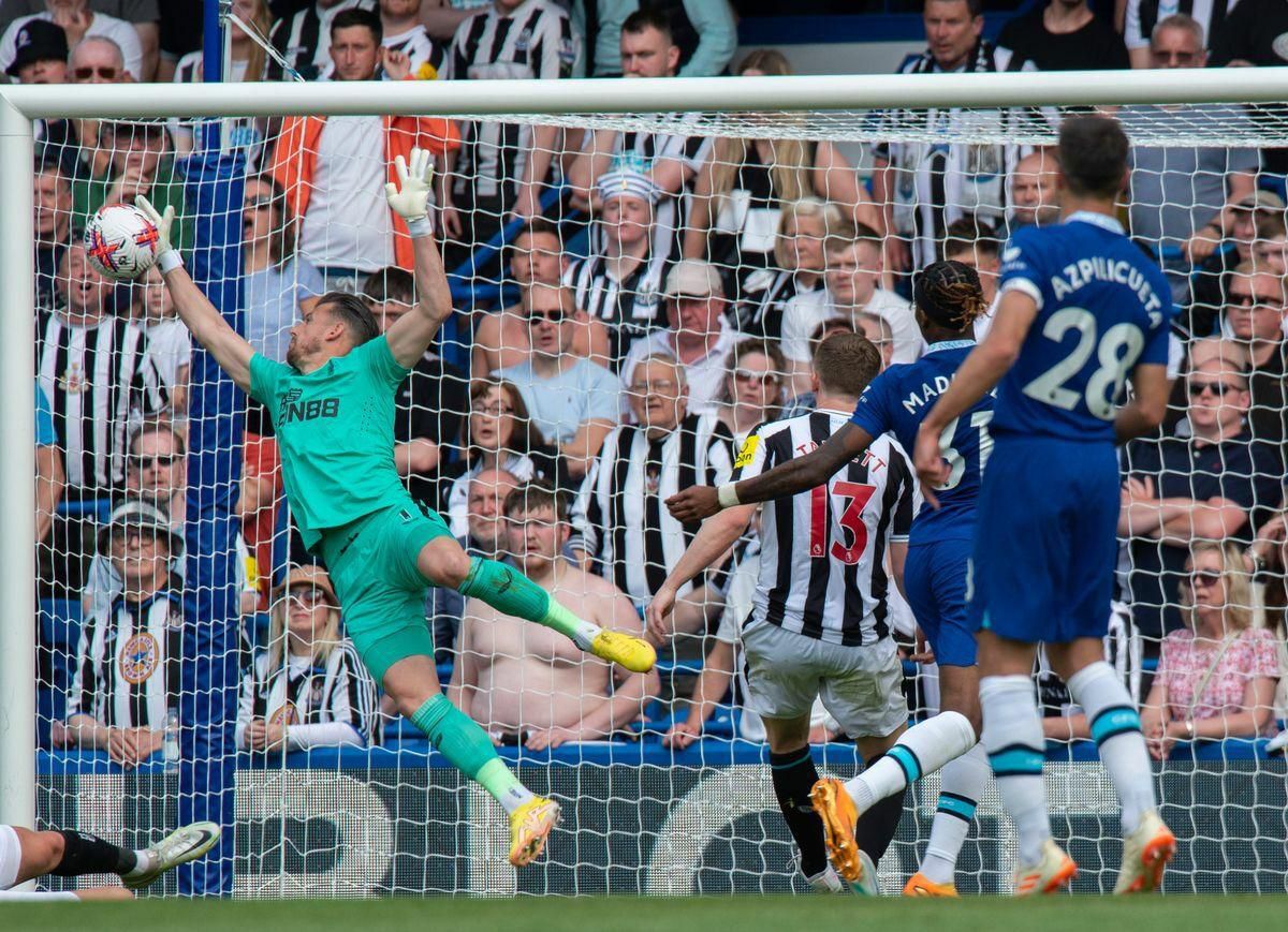 Martin Dúbravka v zápase proti Chelsea FC