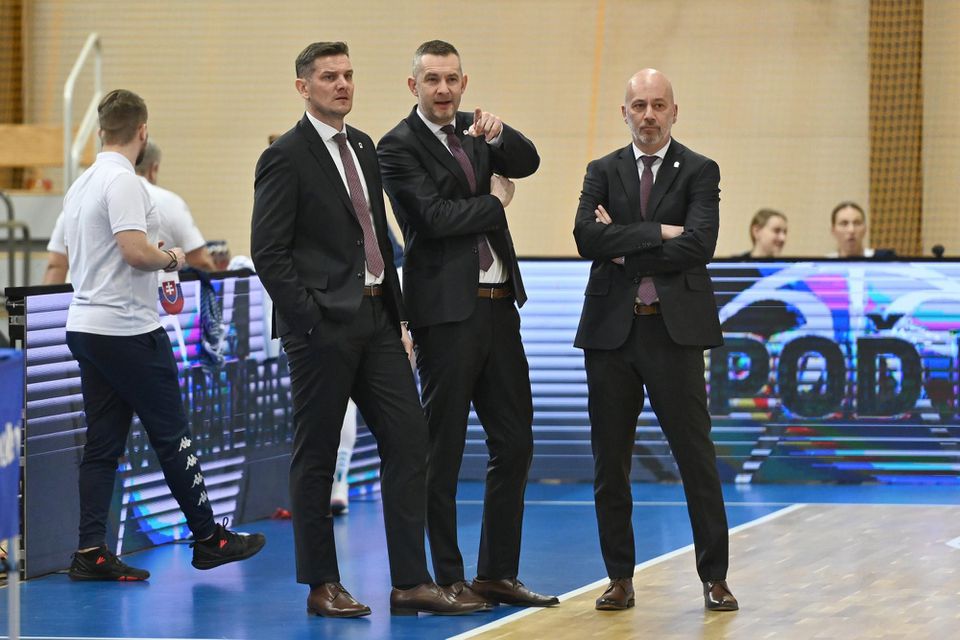 Basketbalistky Slovenska povedie na ME triumvirát (zľava) Peter Jankovič, hlavný tréner Juraj Suja a ďalší asistent Miloslav Michálik.