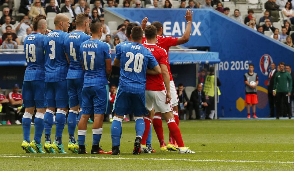 Slovensko, hraci v mure, vs. Wales, EURO 2016