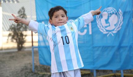 Happy end: Messiho fanúšik v igelitke už má svoj dres