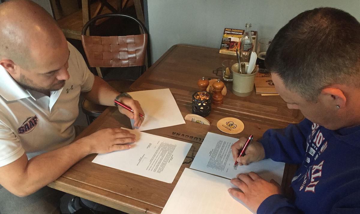 peter melus podpisuje zmluvu americky futbal reprezentacia