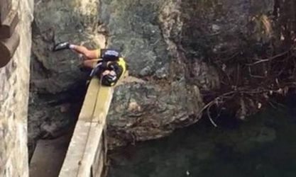 Foto: Hrozivá nehoda, cyklista spadol z mosta, letel 12 metrov