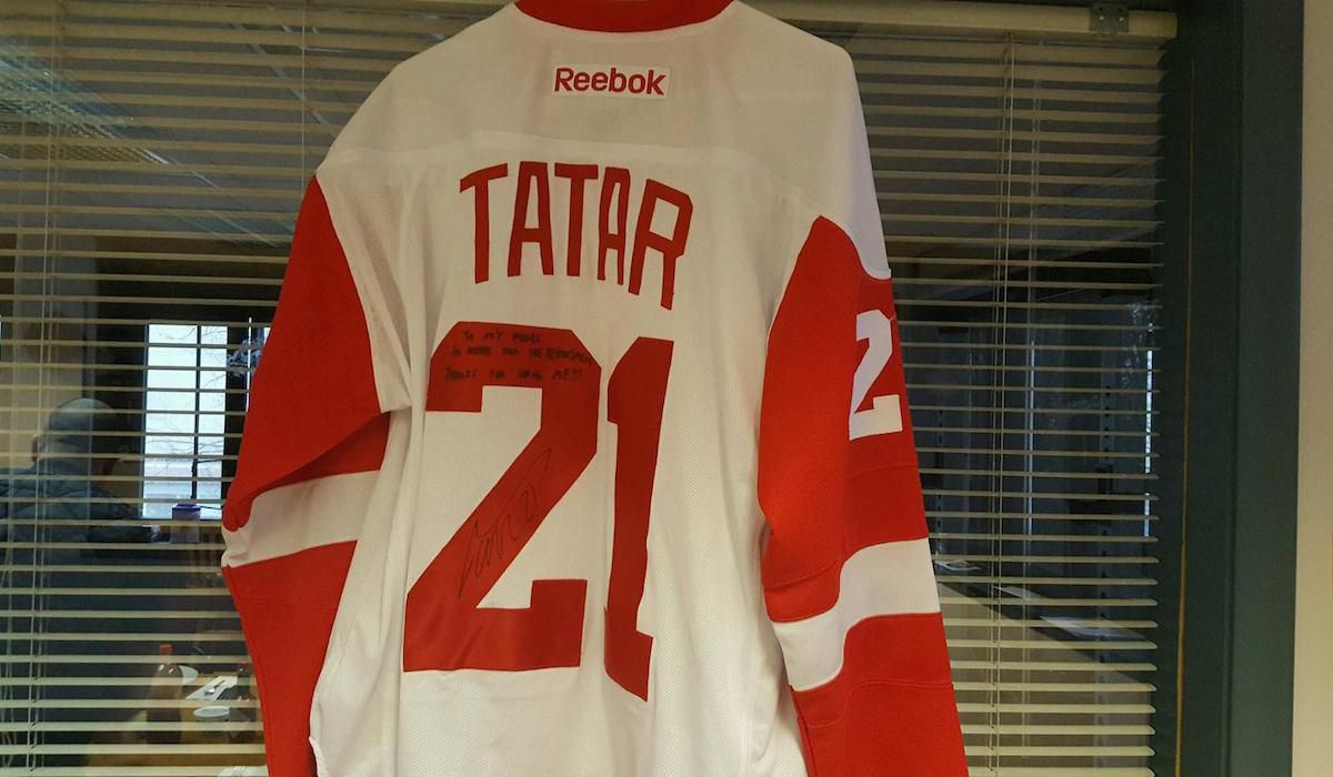 Tomas Tatar, Detroit Red Wings, podpisany dres, hasici, Apr2016