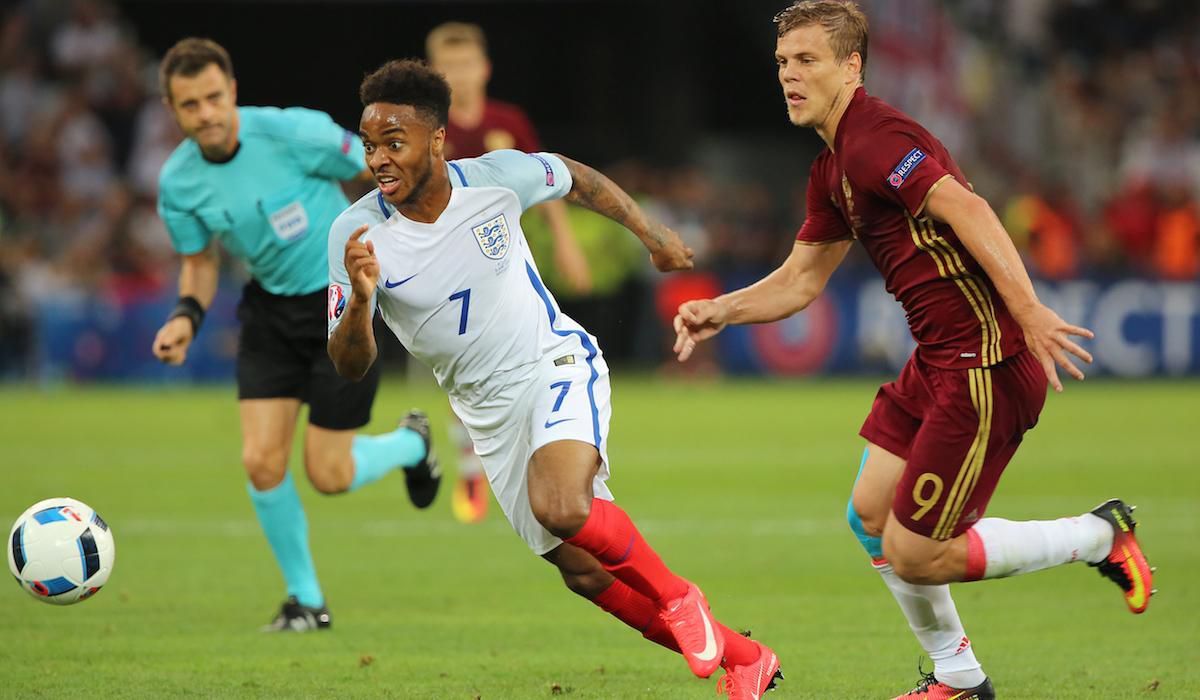 Zľava Raheem Sterling (Anglicko) a Alexander Kokorin (Rusko) počas zápasu skupiny B Majstrovstiev európy 2016 vo Francúzsku