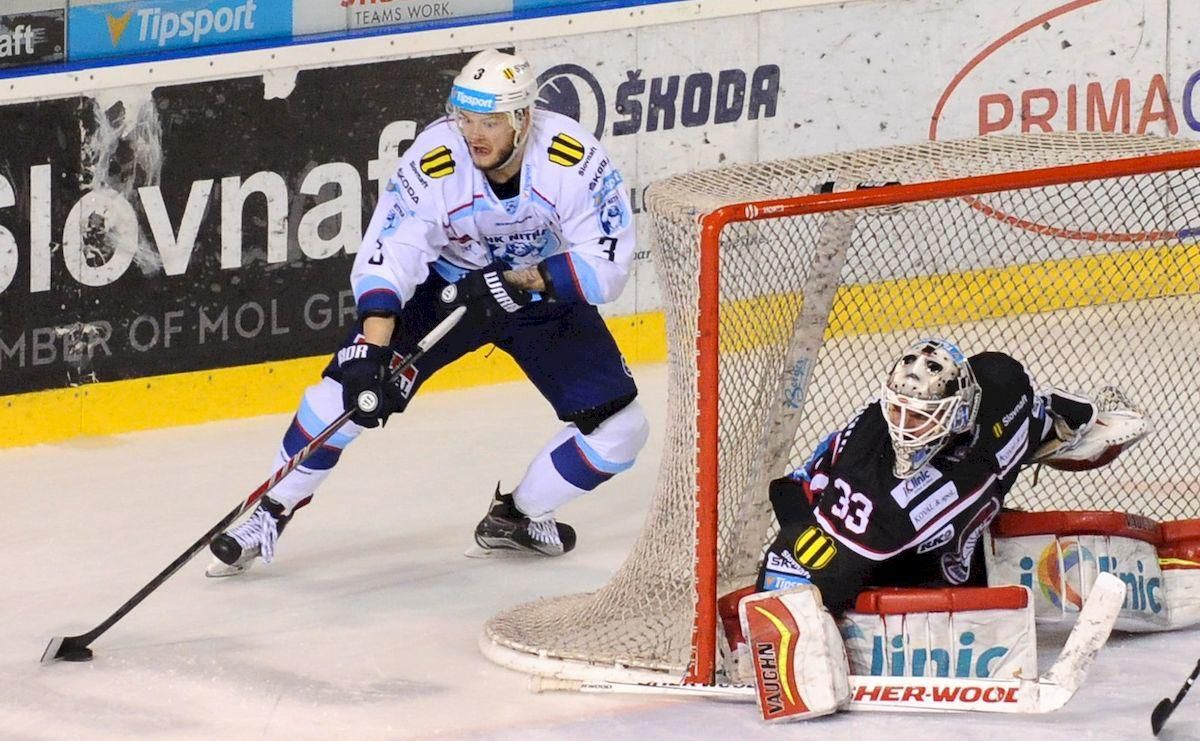 Radoslav Macik Jason Bacashihua HK Nitra HC05 Banska Bystrica finale apr16 TASR