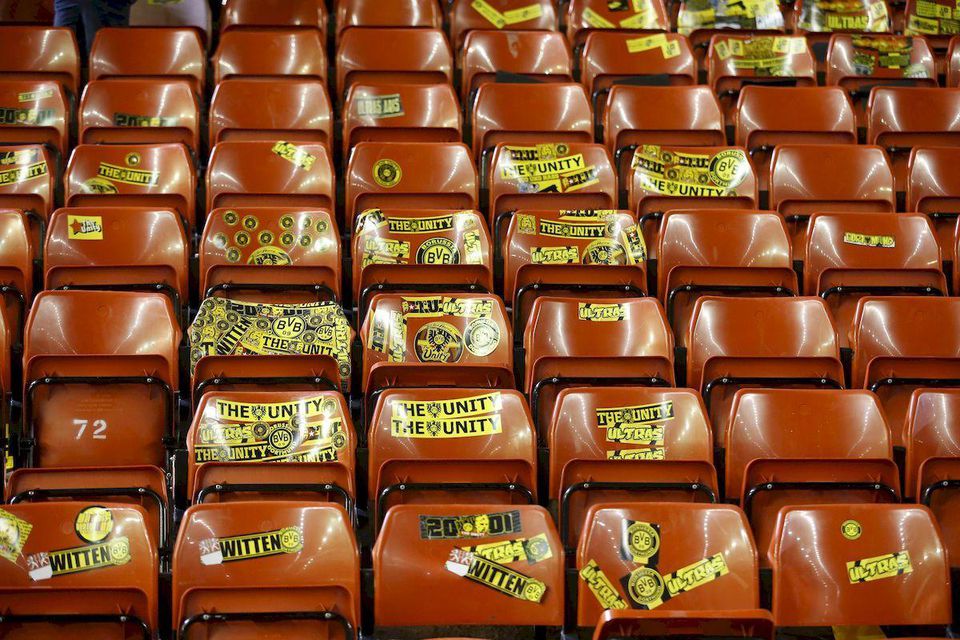 Borussia Dortmund Anfield sektor hosti nalepky el apr16 Reuters
