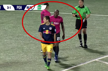 Video: Bezočivý a odporný čin futbalistu po červenej karte
