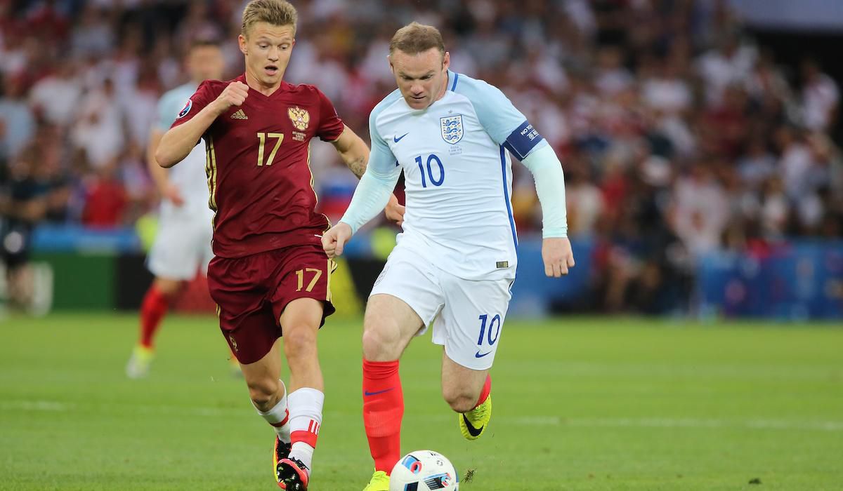 Zľava Oleg Šatov (Rusko) a Wayne Rooney (Anglicko) počas zápasu skupiny B Majstrovstiev európy 2016 vo Francúzsku