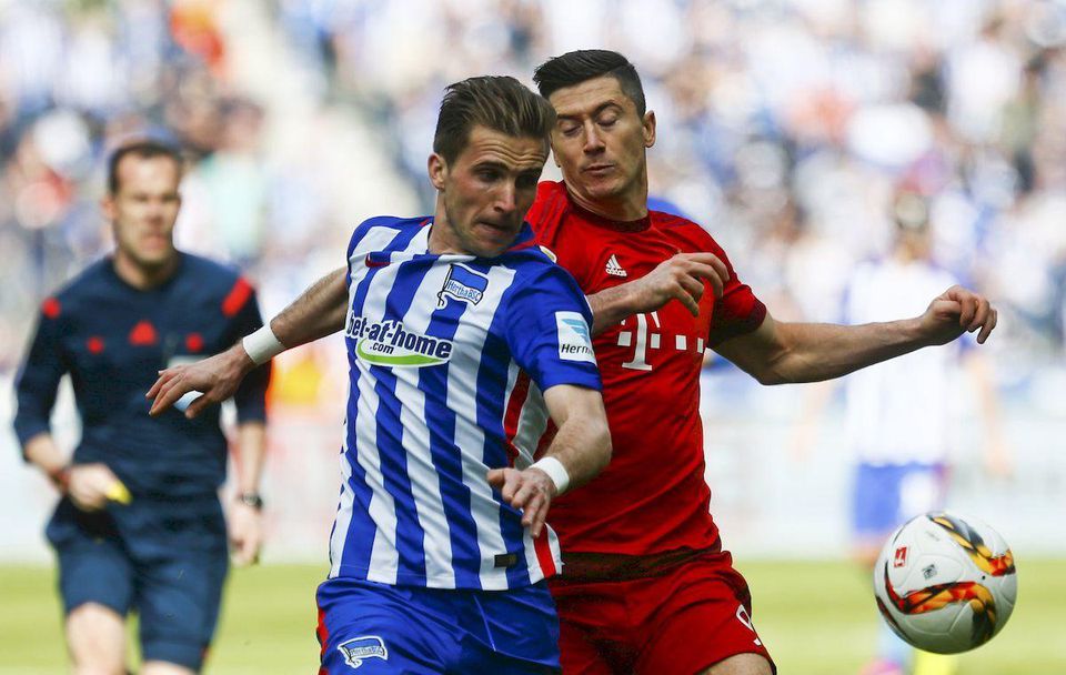 Hertha Berlin Bayern Mnichov Peter Pekarik Robert Lewandowski apr16 Reuters