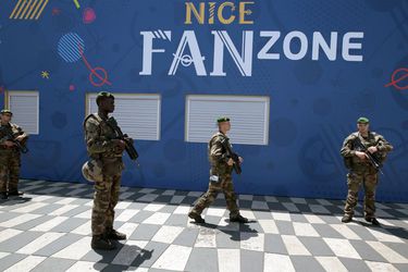 Video: Polícia musela zasahovať proti násilným fanúšikom aj v Nice