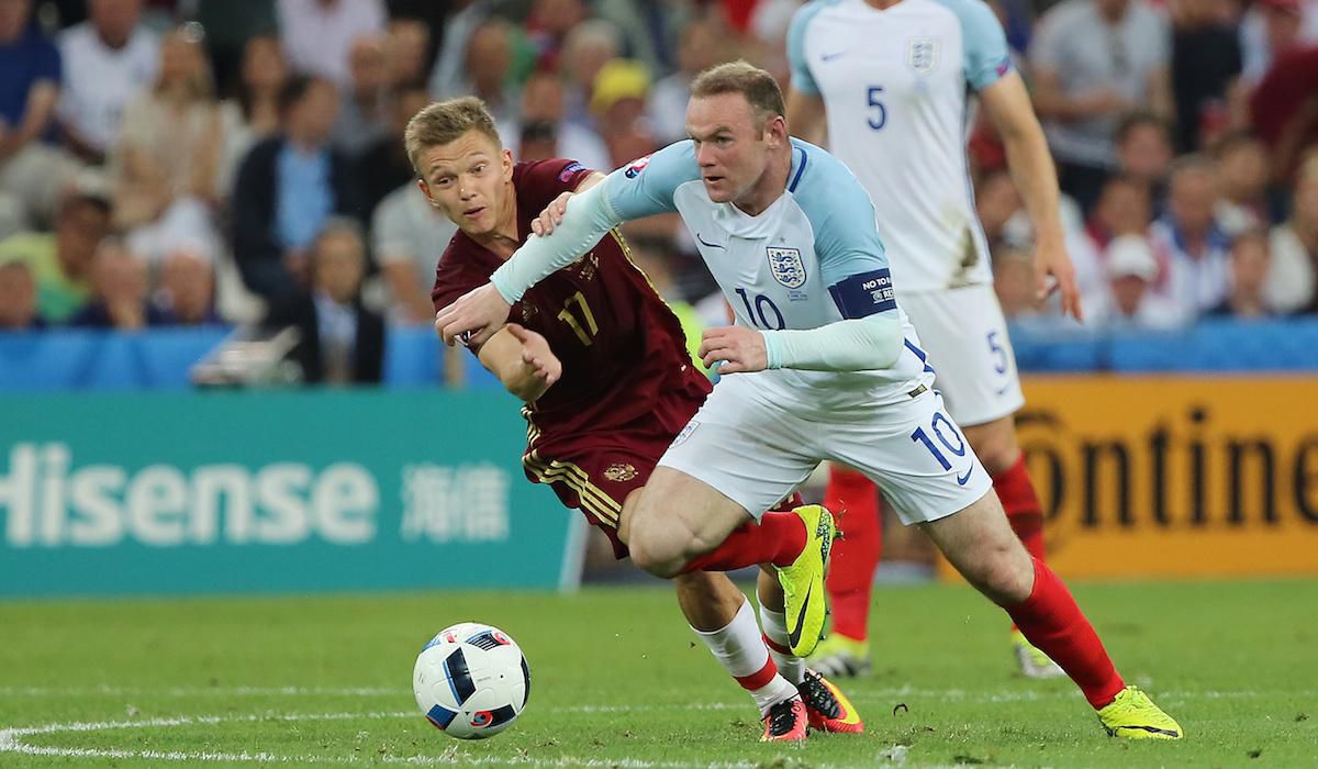 Oleg Šatov (Rusko) a Wayne Rooney (Anglicko) počas zápasu skupiny B Majstrovstiev európy 2016 vo Francúzsku