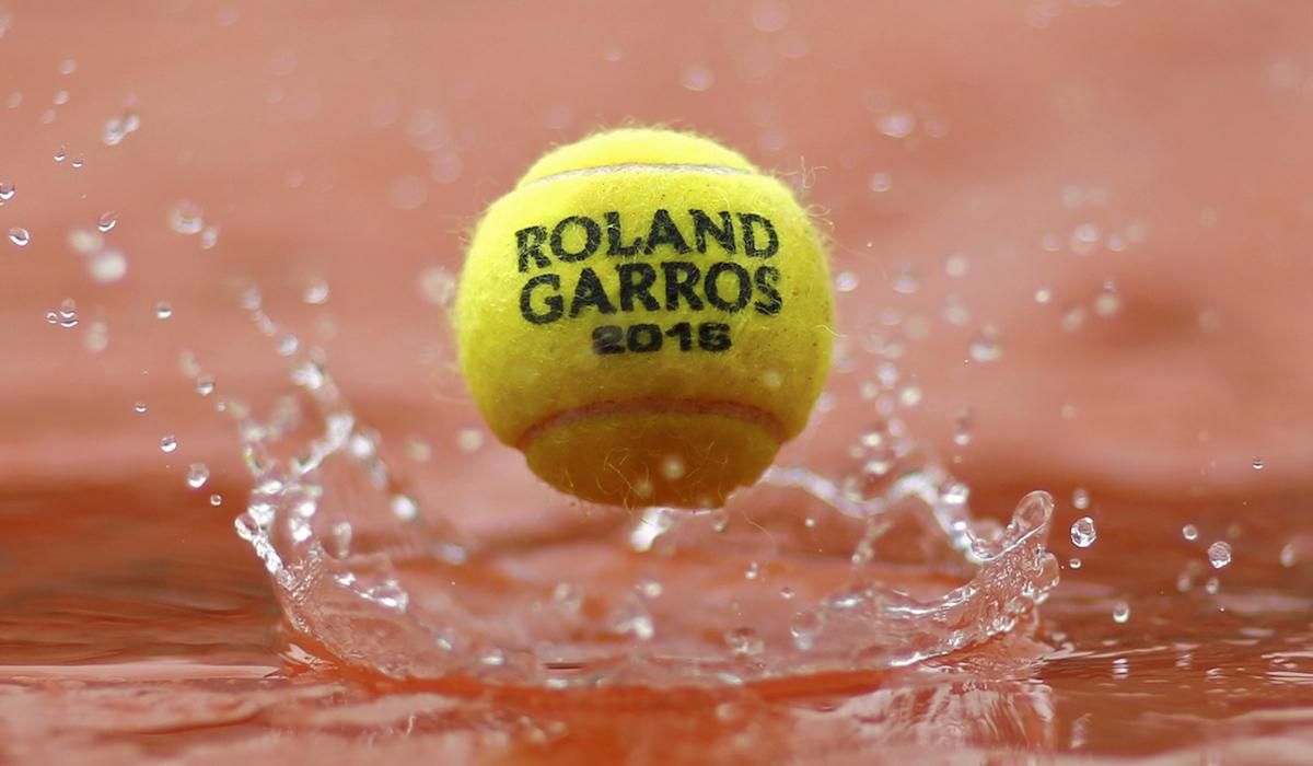 Roland Garros 2016, lopticka v dazdi, Foto1, Maj2016