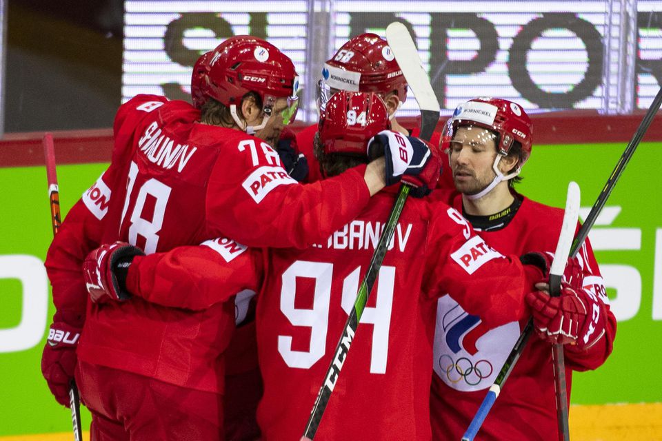 MS v hokeji 2021: Slovensko - Rusko: ruskí hokejisti zľava Maxim Šalunov, kapitán Anton Slepyšev a strelec gólu Alexander Barabanov sa tešia po strelení vyrovnávajúceho gólu na 1:1
