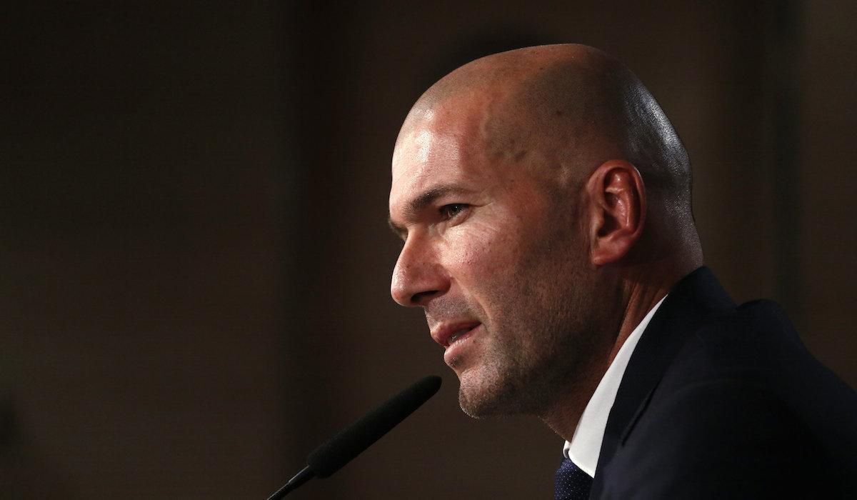 Zinedine Zidane, trener, Real Madrid, tlacovka, mikrofon, tma, Jan2016