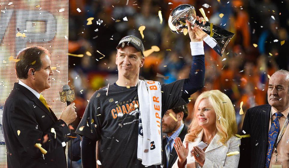 Peyton Manning, Denver Broncos, Super Bowl, trofej, Feb2016